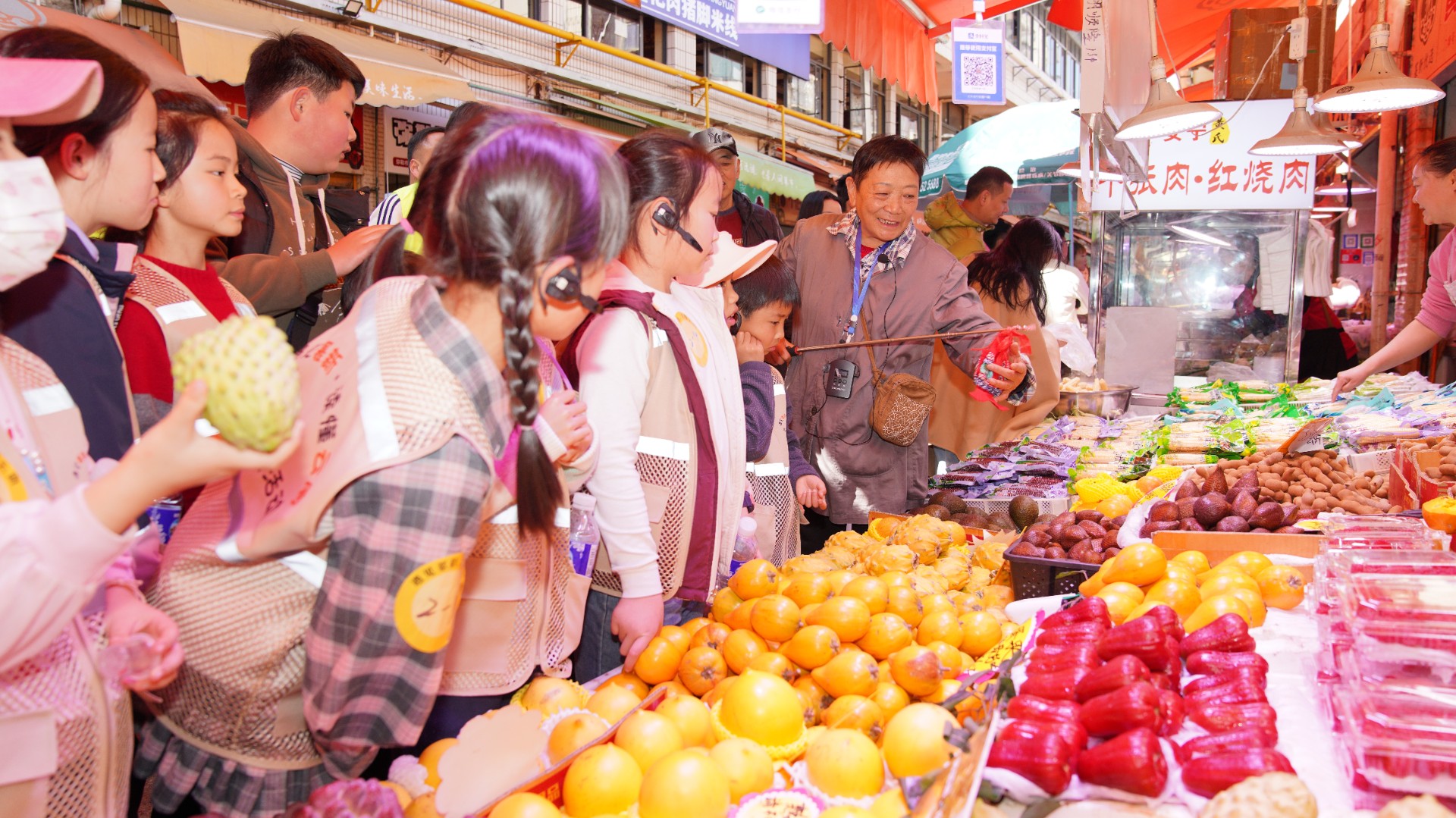 當(dāng)菜攤遇見課堂：60名小學(xué)生在篆新農(nóng)貿(mào)市場(chǎng)開啟"煙火氣里的研學(xué)課"
