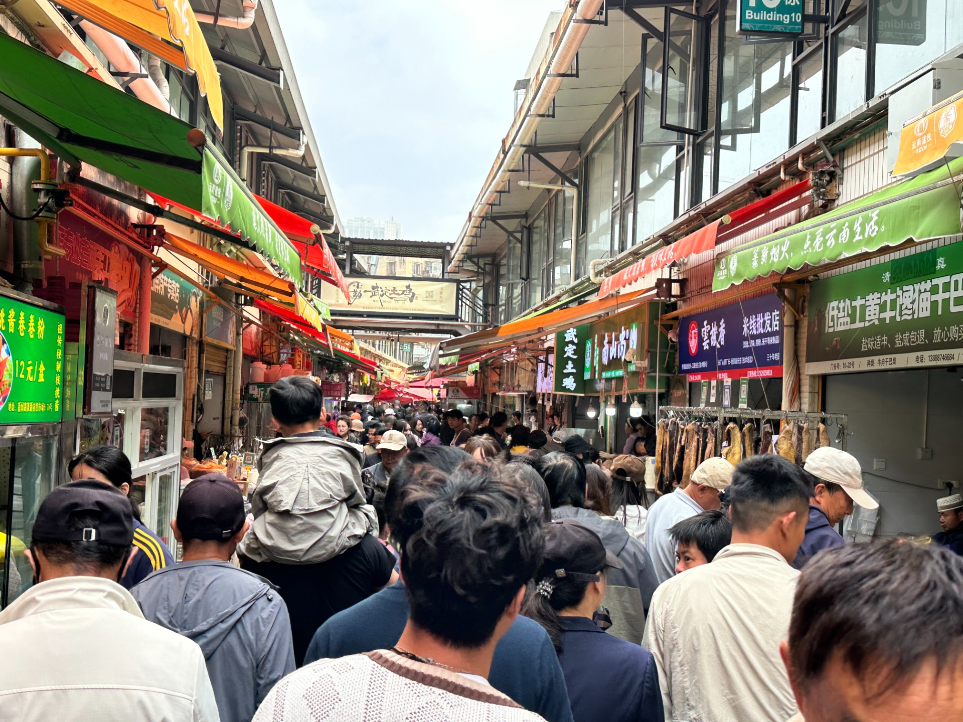 “五一”我在崗丨大觀篆新農(nóng)貿(mào)市場有序運行