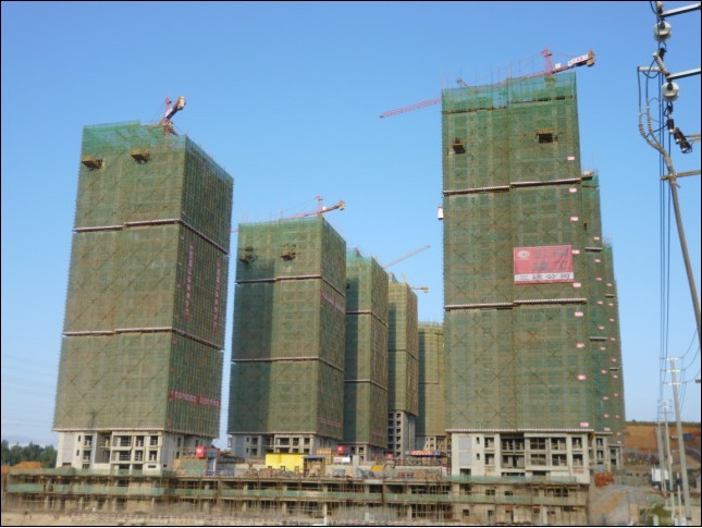 建工新城大沖村安置房工程1棟號(hào)提前封頂