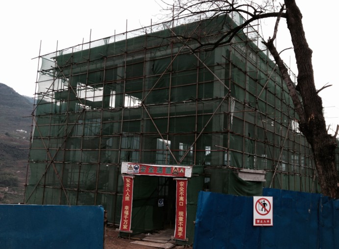 彝良災(zāi)后重建教育系統(tǒng)首個學校主體封頂