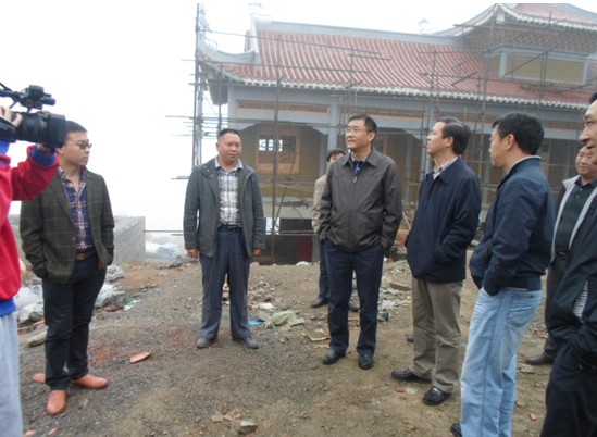 昭通市副市長余揚(yáng)舉到二十直管部承建的天麻示范園調(diào)研