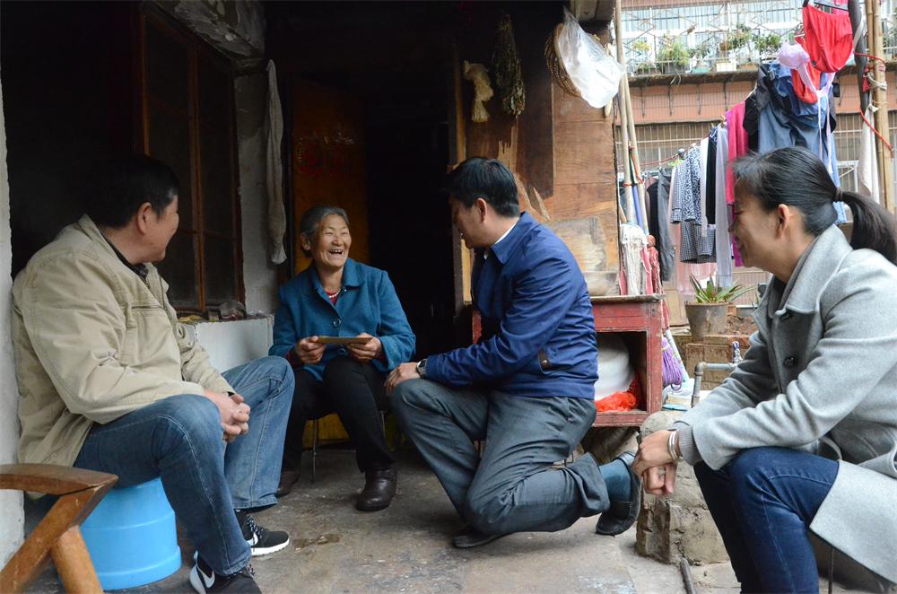公司組織退休職工“冬送溫暖”慰問(wèn)活動(dòng)