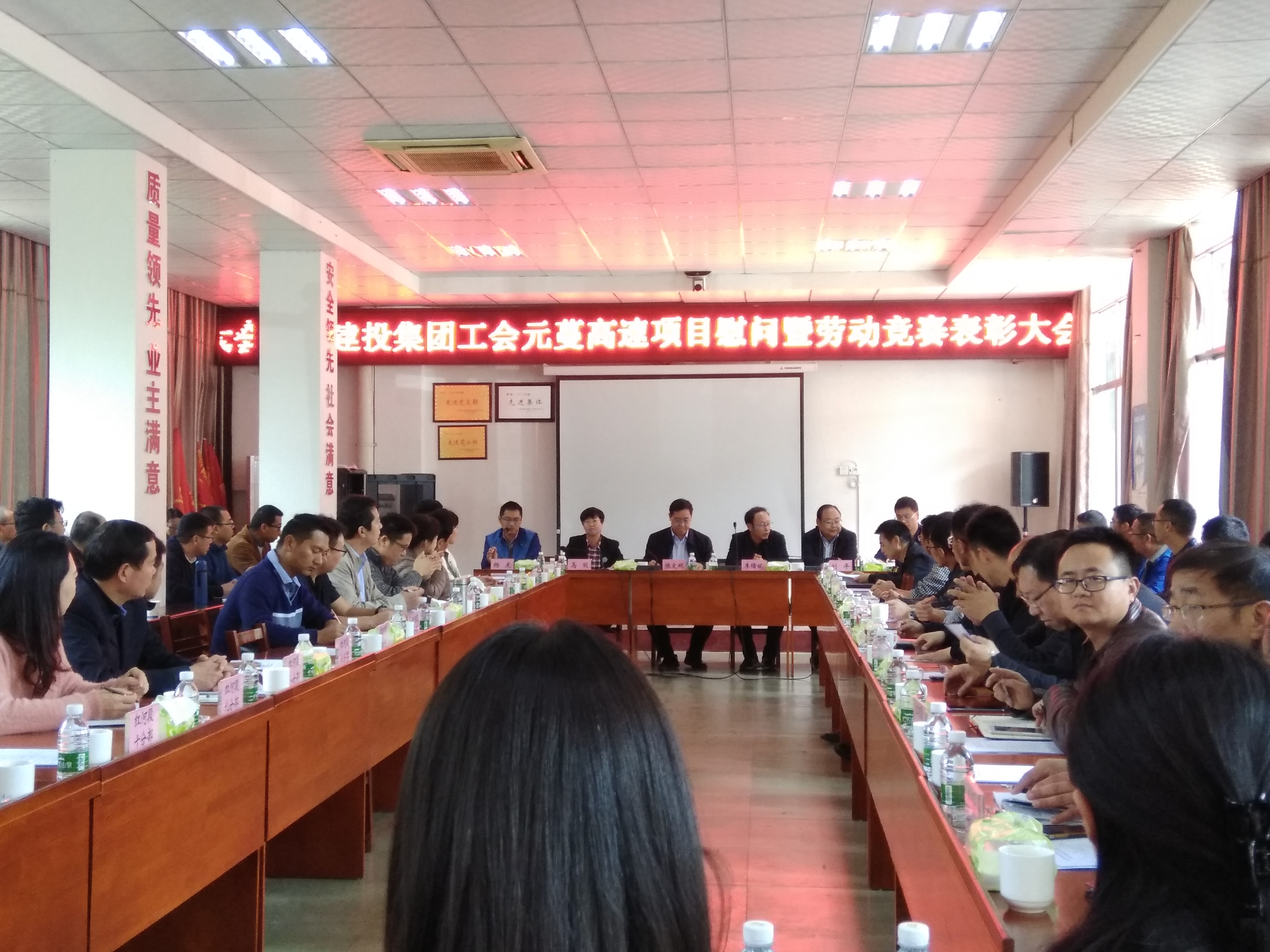 元蔓高速（紅河段）土建一分部榮獲集團(tuán)“工人先鋒號(hào)”、“優(yōu)秀青年突擊隊(duì)”稱號(hào)