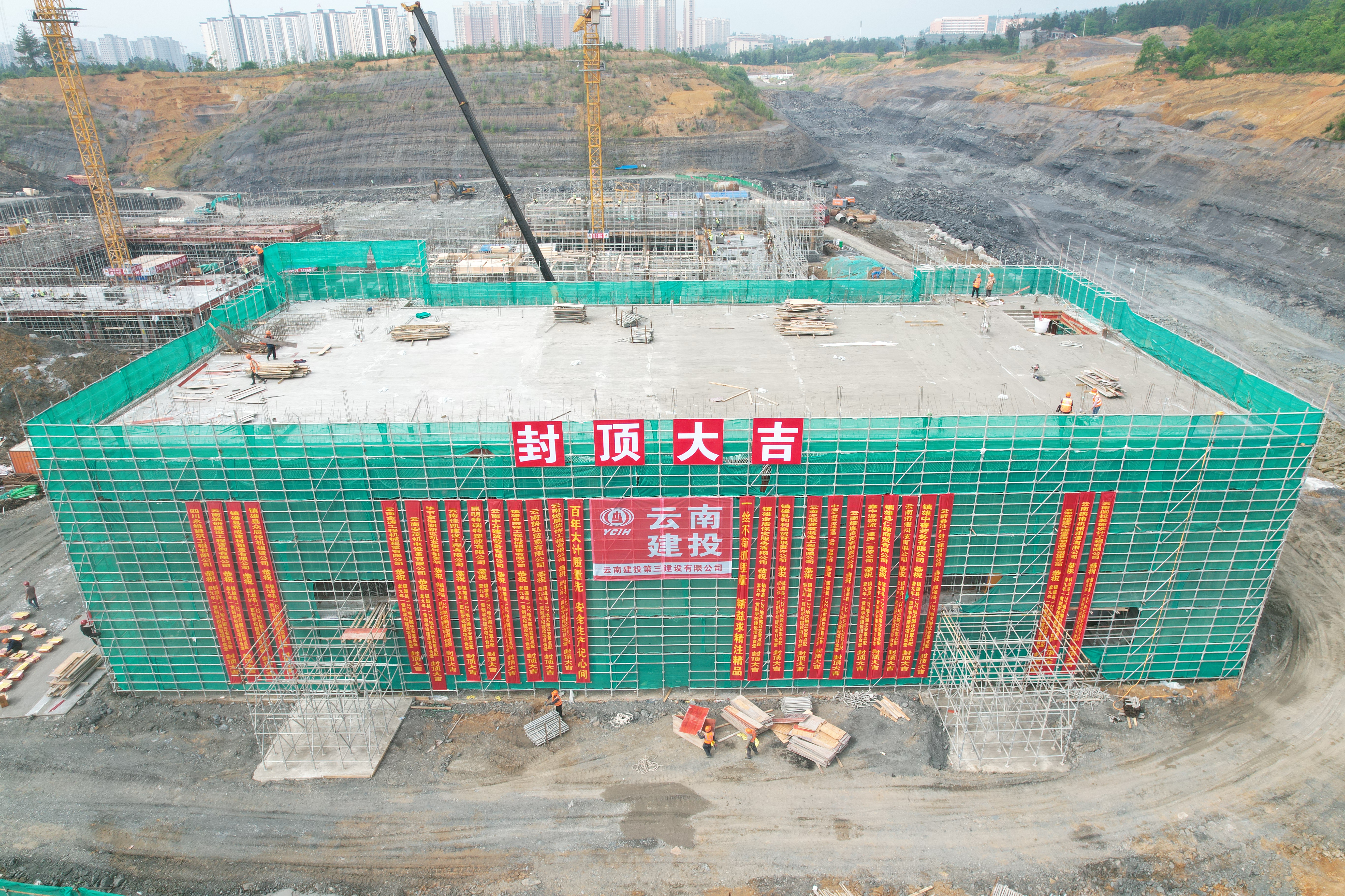 奮戰(zhàn)二季度丨鎮(zhèn)雄“1.22”避險搬遷安置學校建設項目食堂主體結構順利封頂