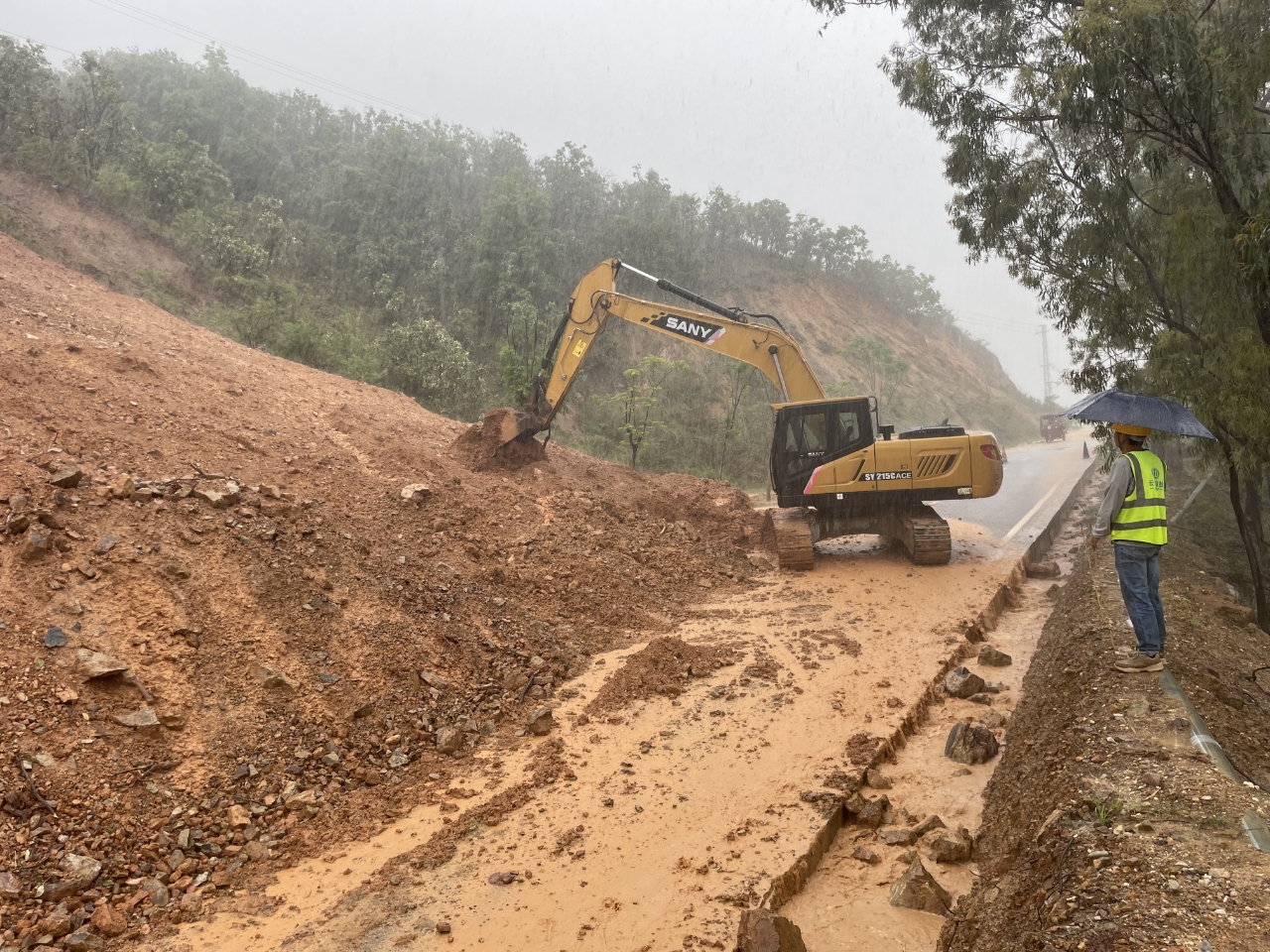 元大高速土建4-1分部緊急搶險 守護新華鄉(xiāng)土林旅游公路安全