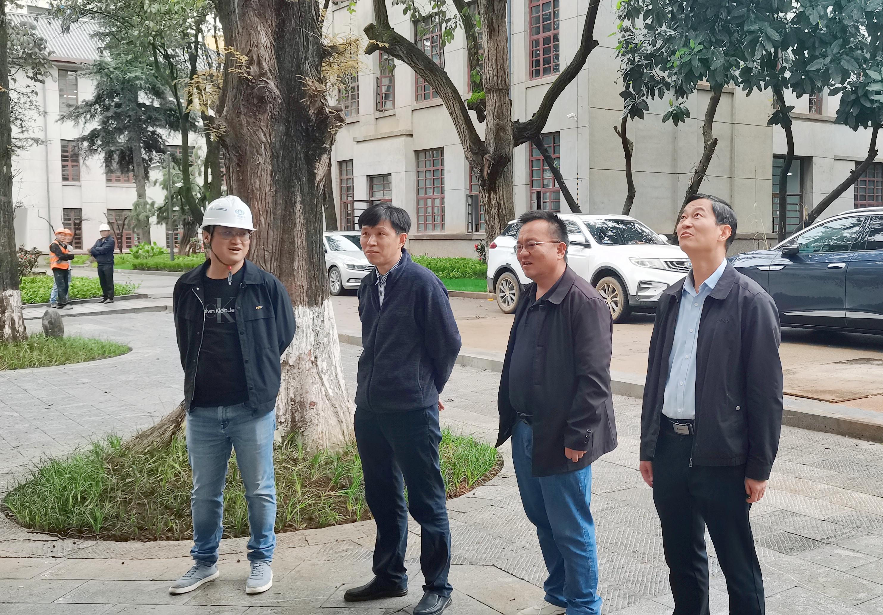 云南師范大學(xué)校黨委副書記、校長胡金明到云南師范大學(xué)西南聯(lián)大校區(qū)歷史建筑修繕項目檢查指導(dǎo)