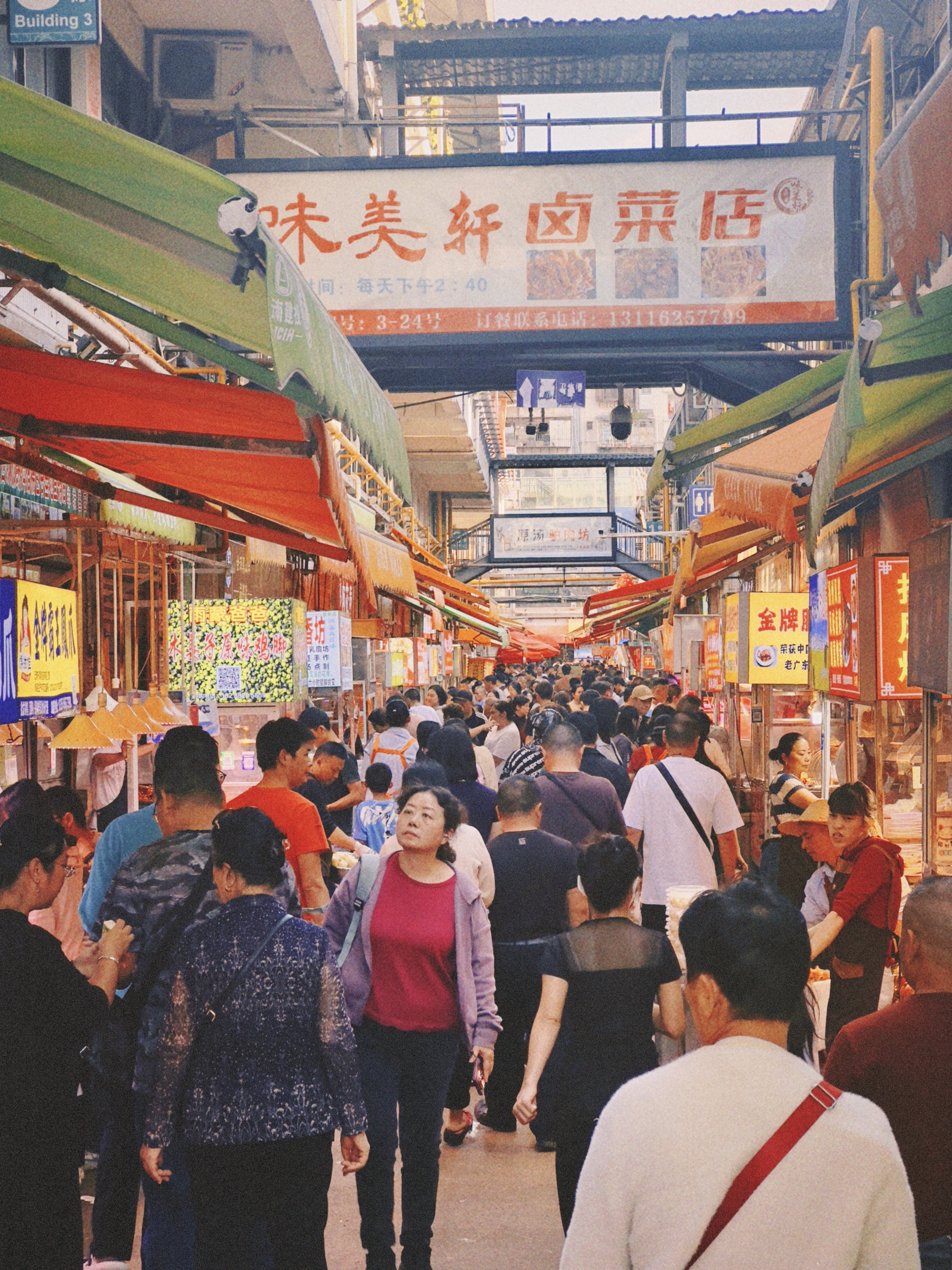 “雙節(jié)”篆新市場客流漲1.45倍，單日10萬擠爆菜市