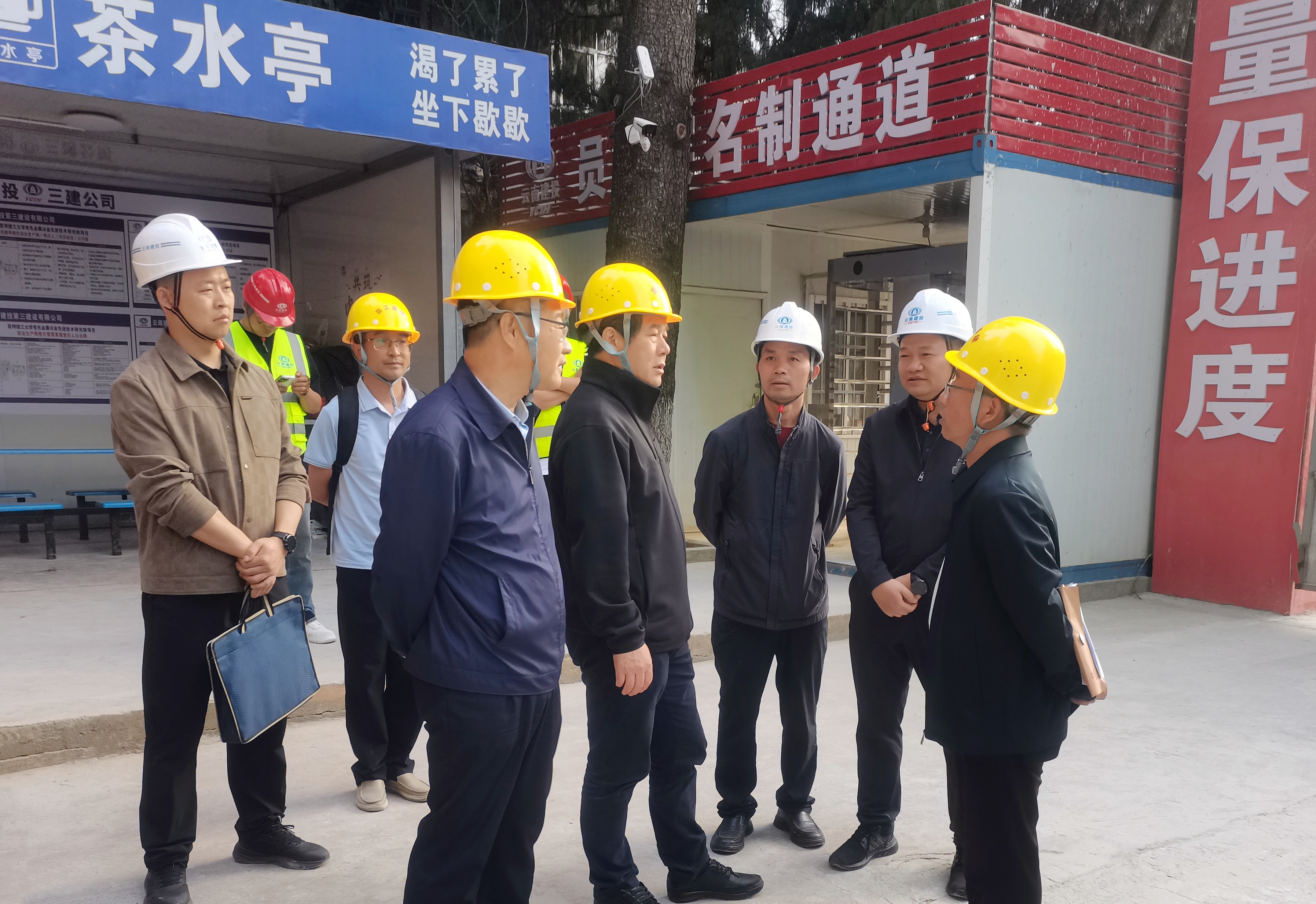 昆明理工大學(xué)校長王華到昆明理工大學(xué)有色金屬冶金先進(jìn)技術(shù)研究院項(xiàng)目調(diào)研