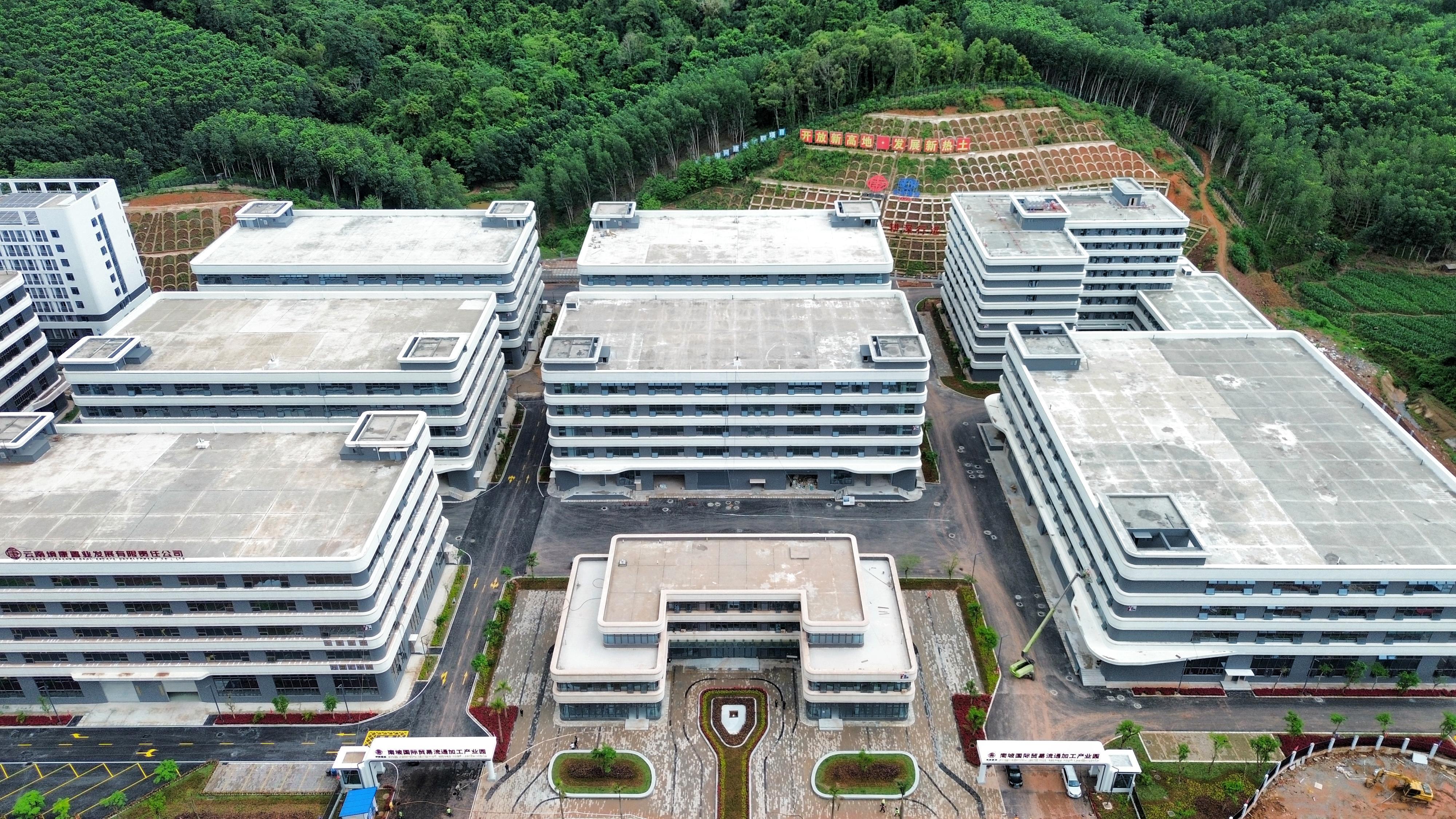 奮戰(zhàn)80天 決勝全年度丨磨憨國際貿(mào)易流通加工產(chǎn)業(yè)園項(xiàng)目竣工交付